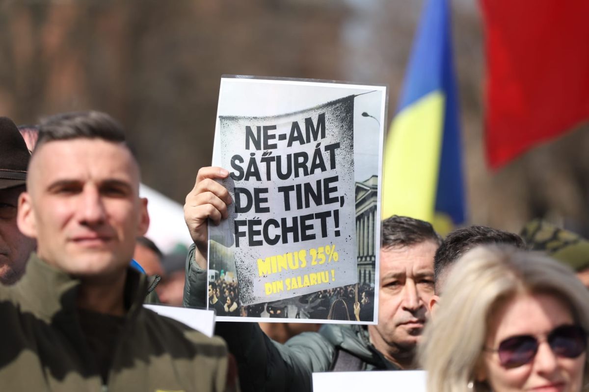 Silvicultorii protestează la București față de tăierea salariilor și amenință cu greva generală