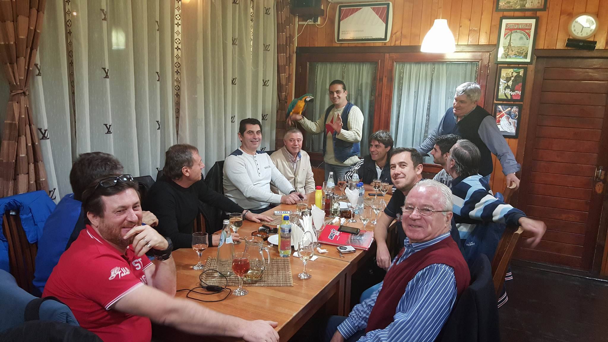 ”Au ciocnit un pahar, mă rog, mai multe (!), Viorel Kraus, Ion Goanță, "Bimbo" Paraschiv, Ion Manu, Bratu Pârvu, Leontin Toader, Ștefan Popa, Ilie Balaci, Costin Manea și...subsemnatul!”. Balaci, la party / VIDEO