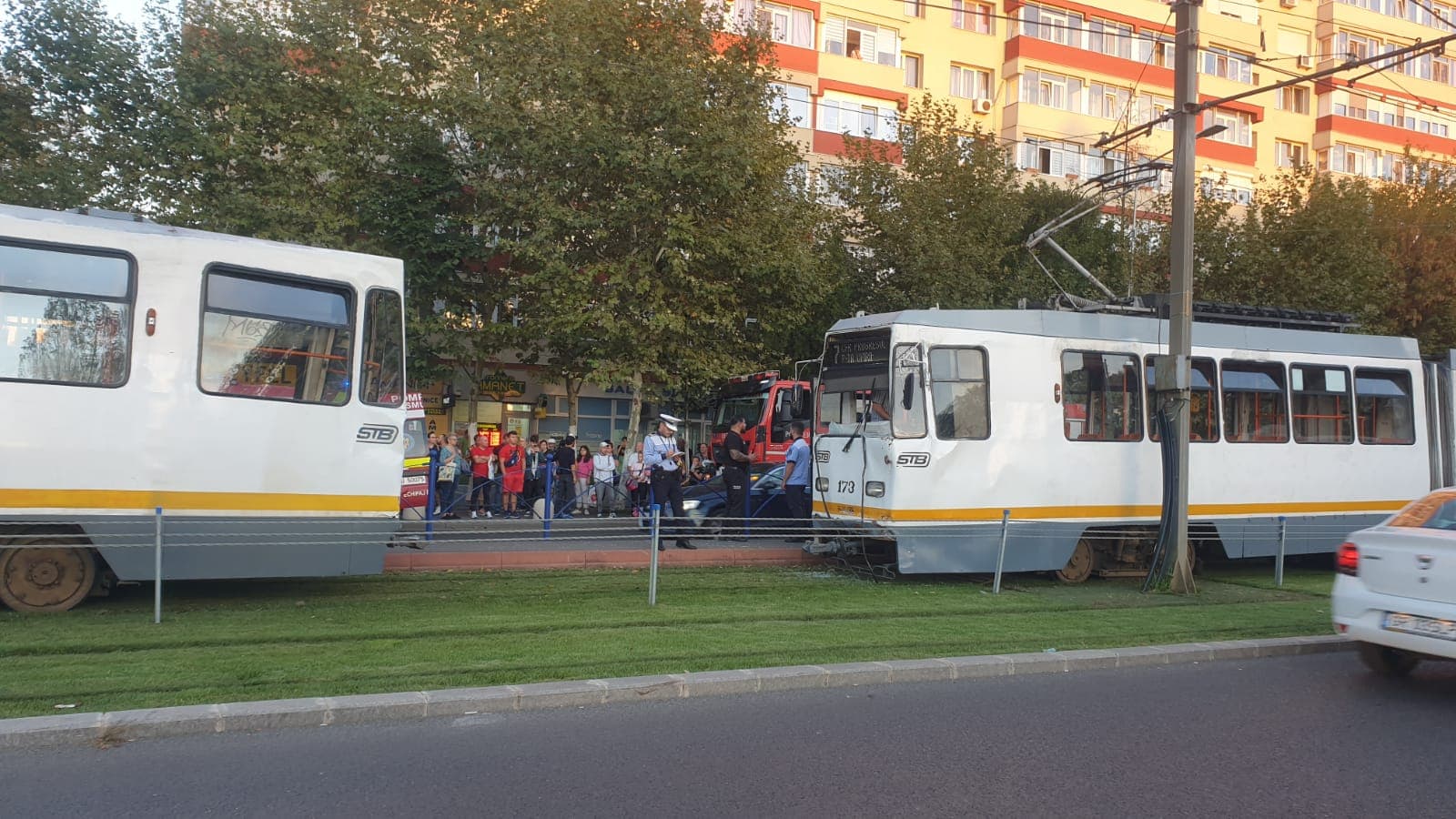 Două tramvaie s-au ciocnit lângă Cimitirul Evreiesc din București. Din trei răniți, doi au ajuns la spital. Cum s-a produs accidentul