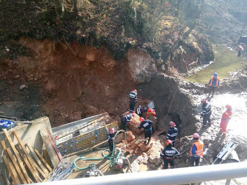 UPDATE: Ceilalți doi muncitori prinși sub un mal de pământ în Hunedoara, scoși morți