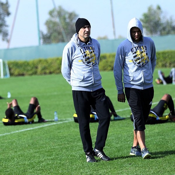 Victor Pițurcă scoate untul din fotbaliștii săi pe plaja din Dubai / GALERIE FOTO