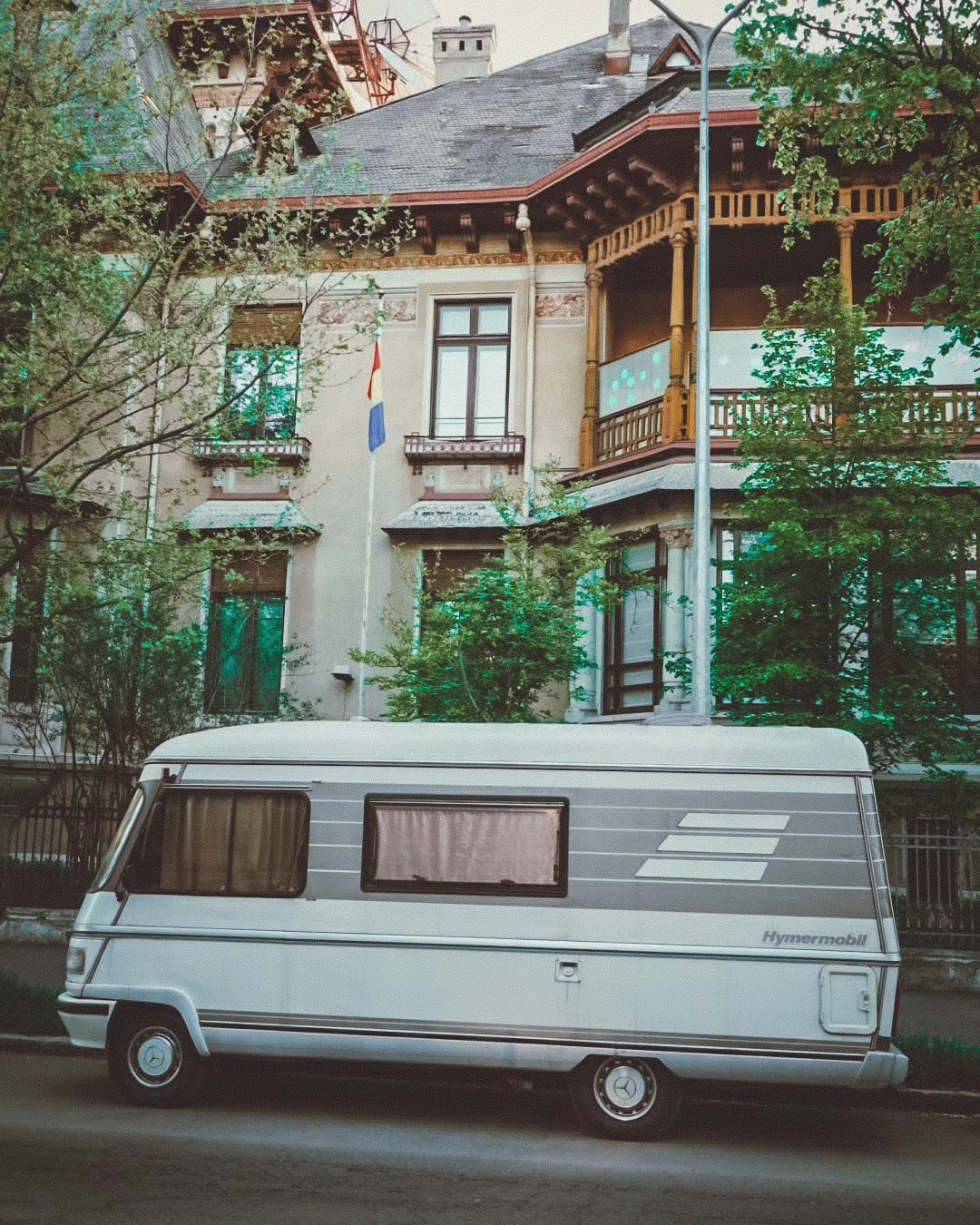 Imagini din autorulota în care doarme Dana Rogoz cu soțul și cei doi copii ai lor. În mașină sunt două paturi și o zonă de luat masa