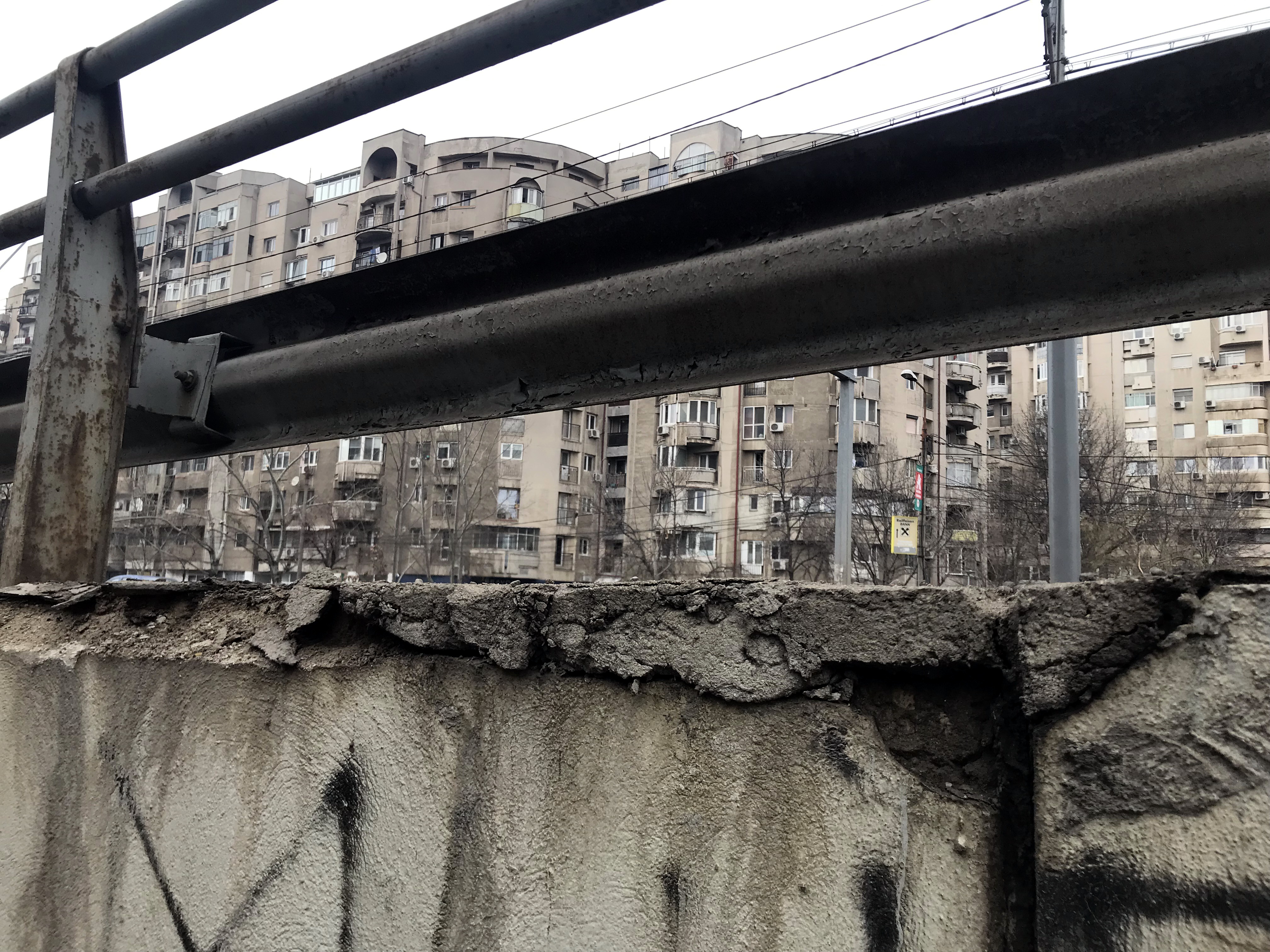 Pericolul de pe Podul Grant. Gropile, bucățile de beton desprinse și parapeții de metal ruginiți au îngrozit șoferii, nu și autoritățile