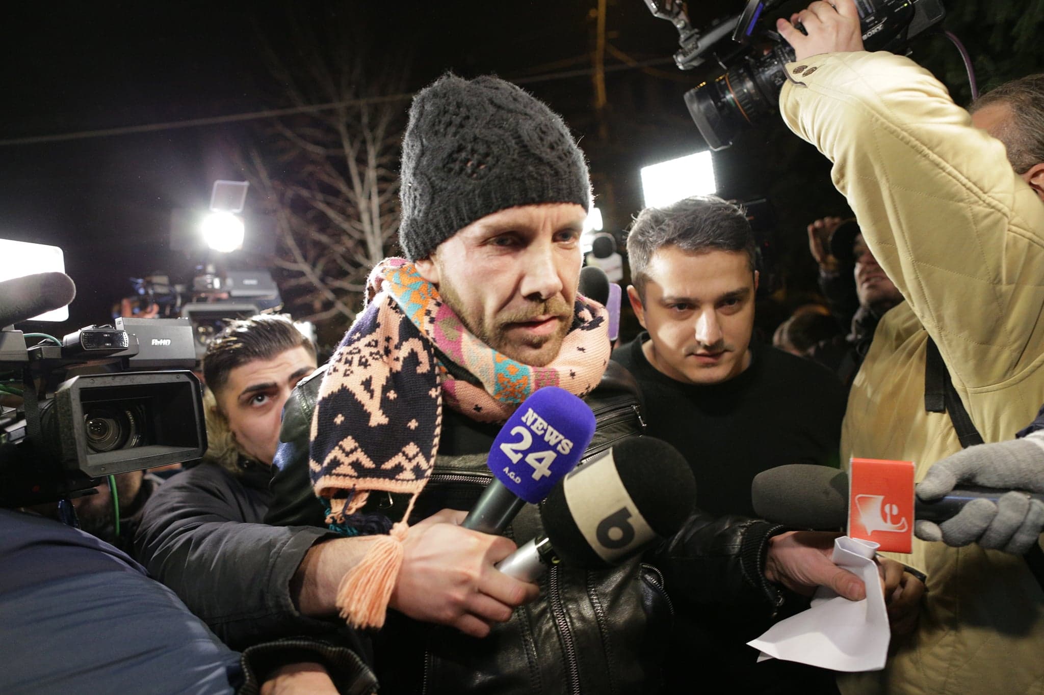FOTO& VIDEO | Medicul fals Matteo Politi a fost reținut pentru 24 de ore. Primele imagini cu italianul, escortat de polițiști
