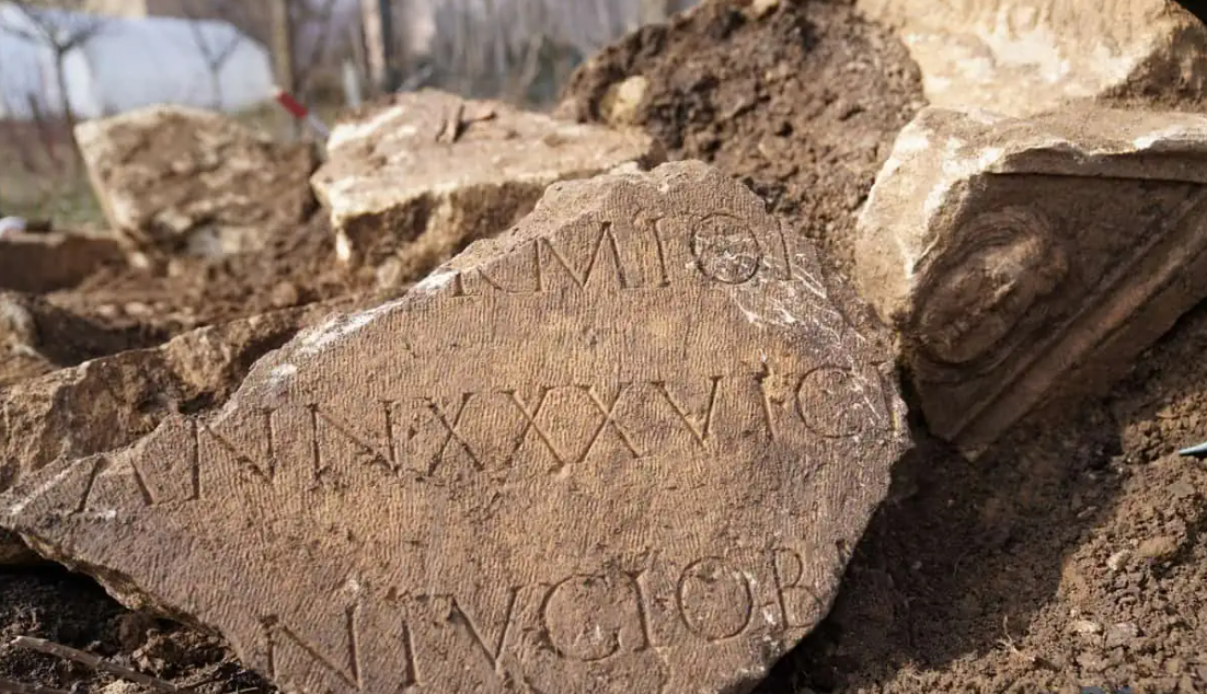 Un sarcofag roman vechi de peste 1.700 de ani a fost distrus cu excavatorul în timpul unei săpături, la Alba Iulia