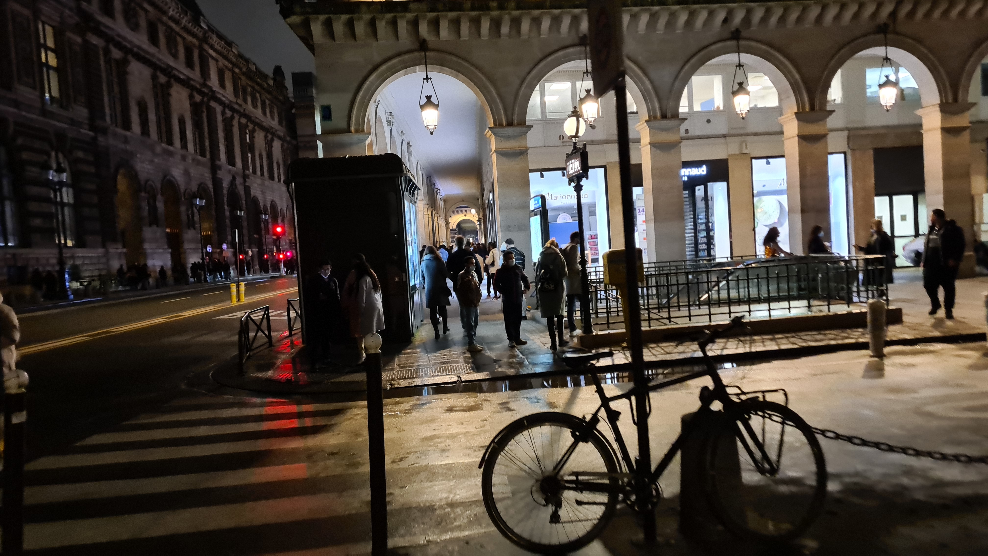 REPORTAJ | Cum am trăit Revelionul la Paris, capitala europeană cea mai lovită de noul val COVID