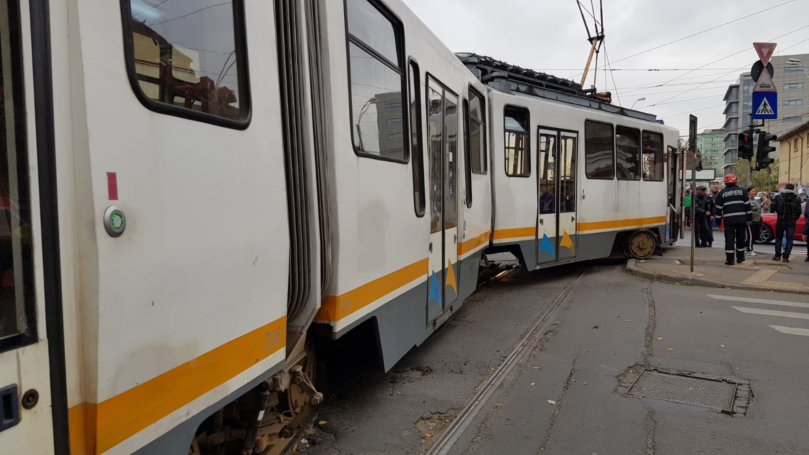 Două tramvaie s-au ciocnit în București, miercuri la prânz. O femeie a fost rănită la cap