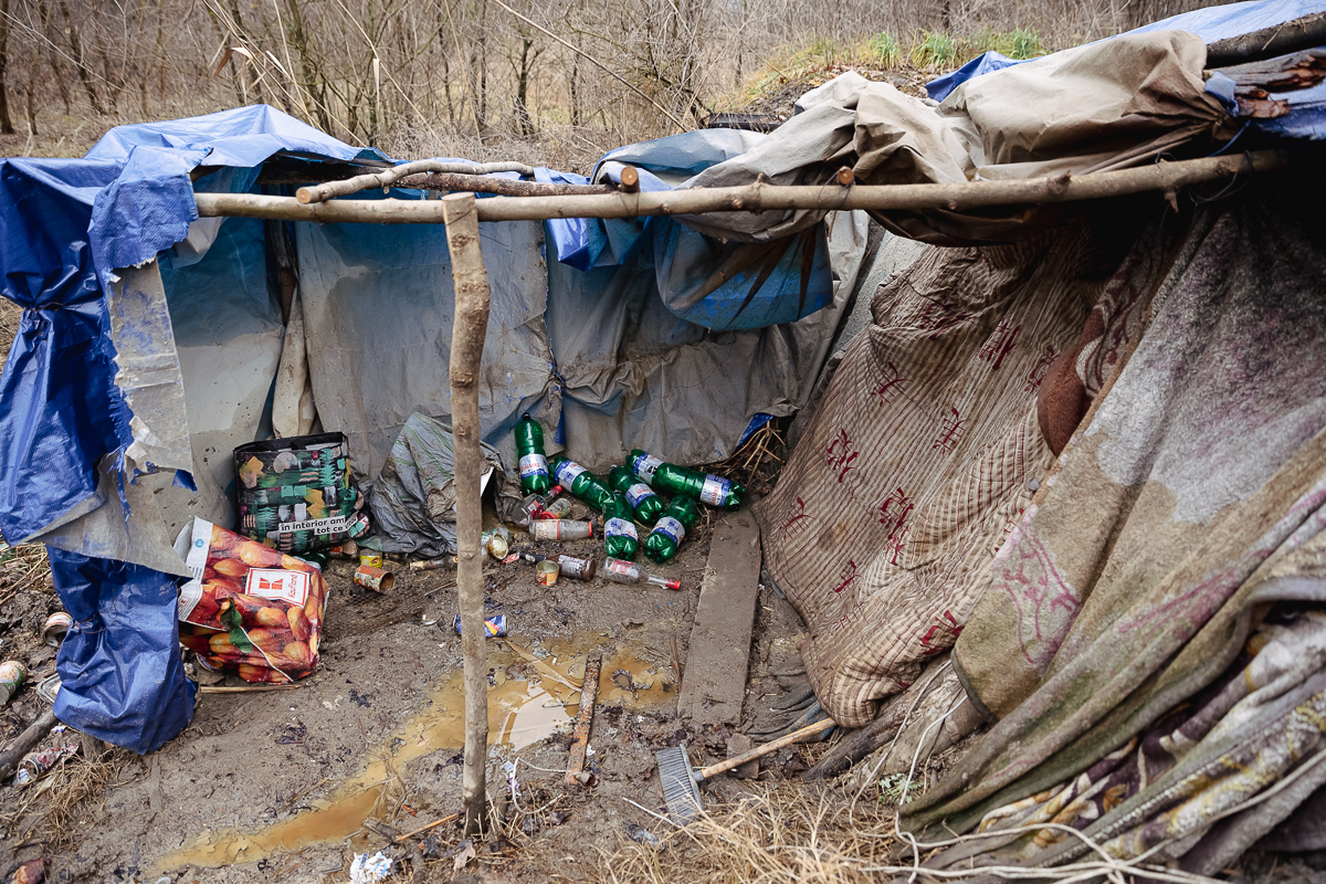 După ce i s-a stricat soba din bordei, un pensionar din Iași se încălzește doar cu pisici: „Problema țării e că sătulul nu crede la ăl flămând” | REPORTAJ
