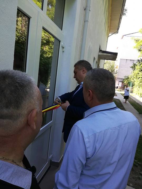 FOTOGALERIE | La Tecuci s-a tăiat panglica pentru o scară de incendiu. Primarul, întâmpinat cu pâine şi sare