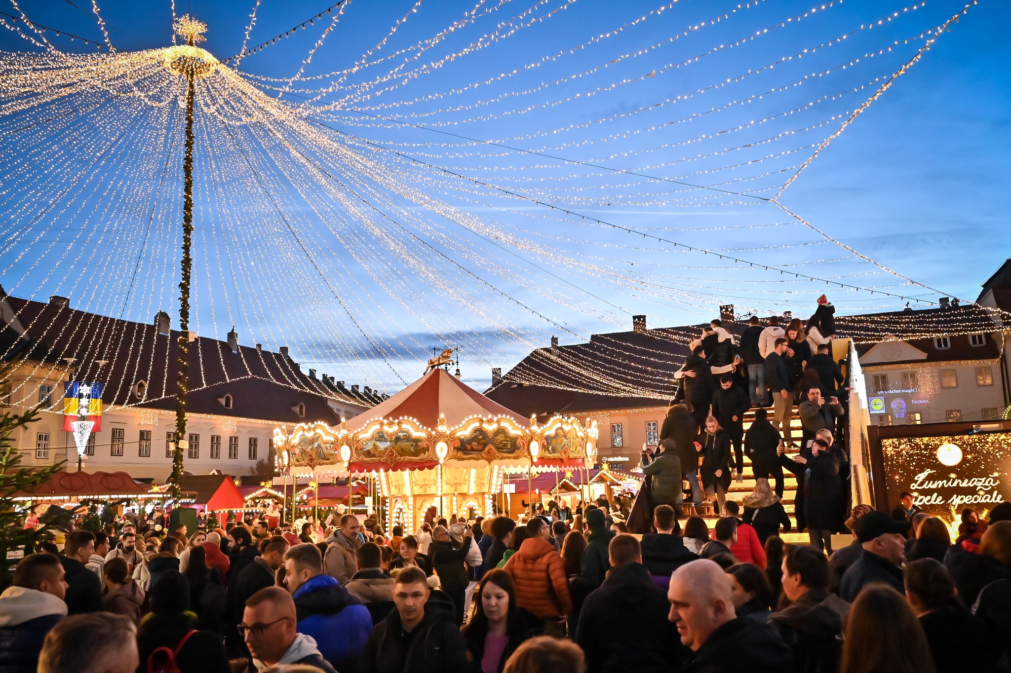 Târgul de Crăciun Sibiu 2025. Peste 100 de căsuțe cu delicii gastronomice, o roată panoramică de 22 de metri și Atelierul lui Moș Crăciun vă așteaptă în centrul orașului