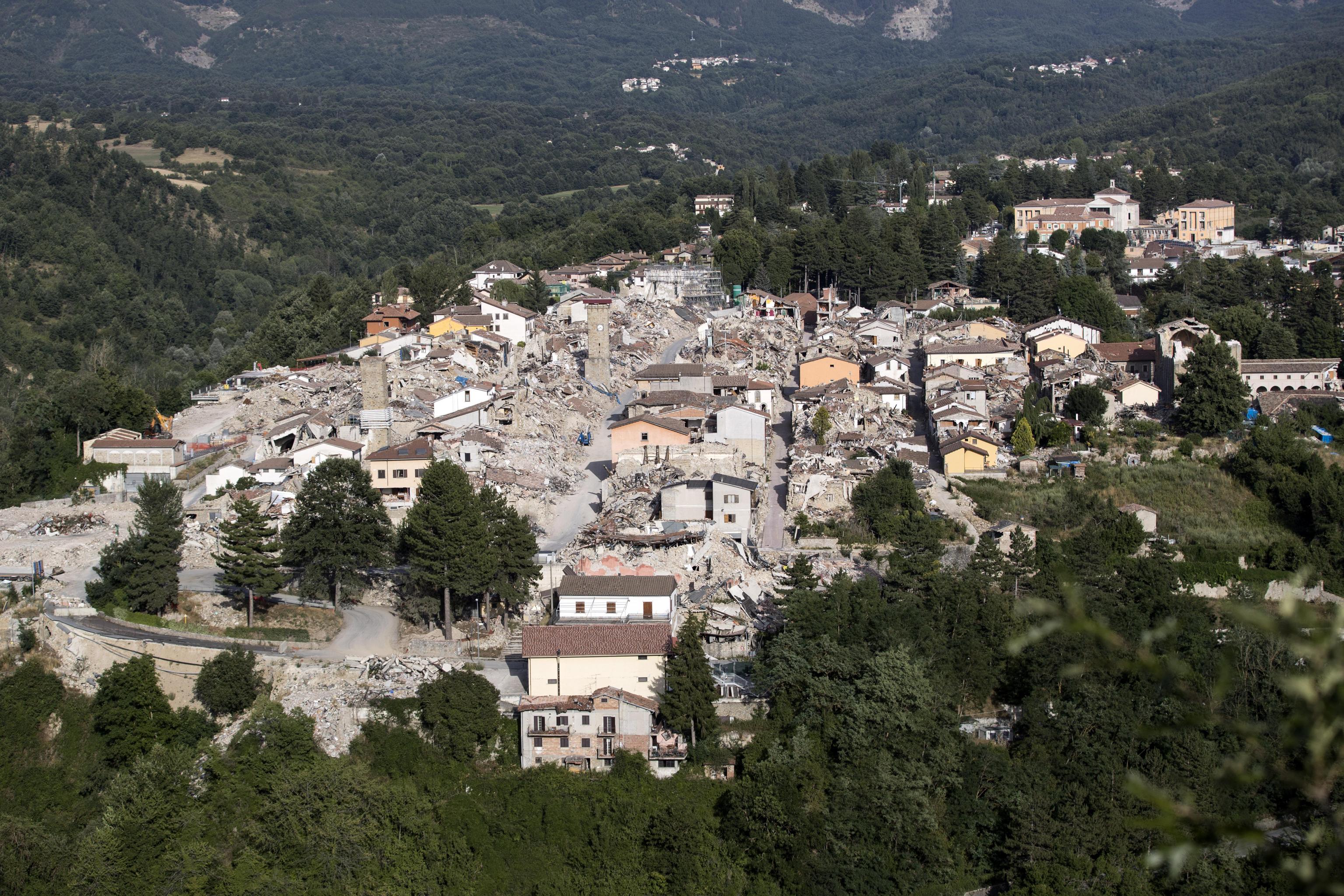Un an de la cutremurul devastator din Amatrice | Oamenii au marcat tragedia, în timp ce acuză autoritățile că au uitat de ei