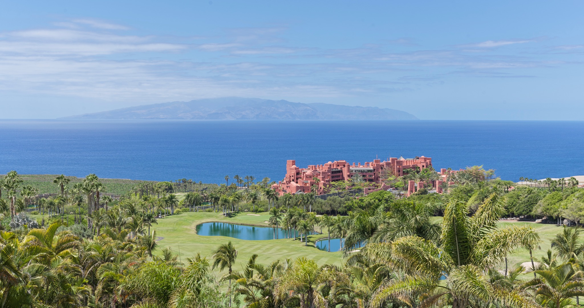 Cât costă cazarea la hotelul favorit al lui Klaus Iohannis din Tenerife. Un fost șef din Liga 1 e în vacanță acolo