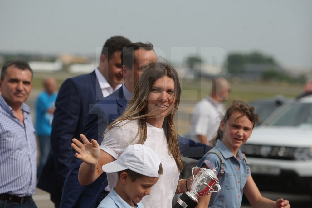 VIDEO&FOTO. Sosirea Simonei Halep în România după ce a câștigat Roland Garros 2018. Așteptată pe covorul roșu!