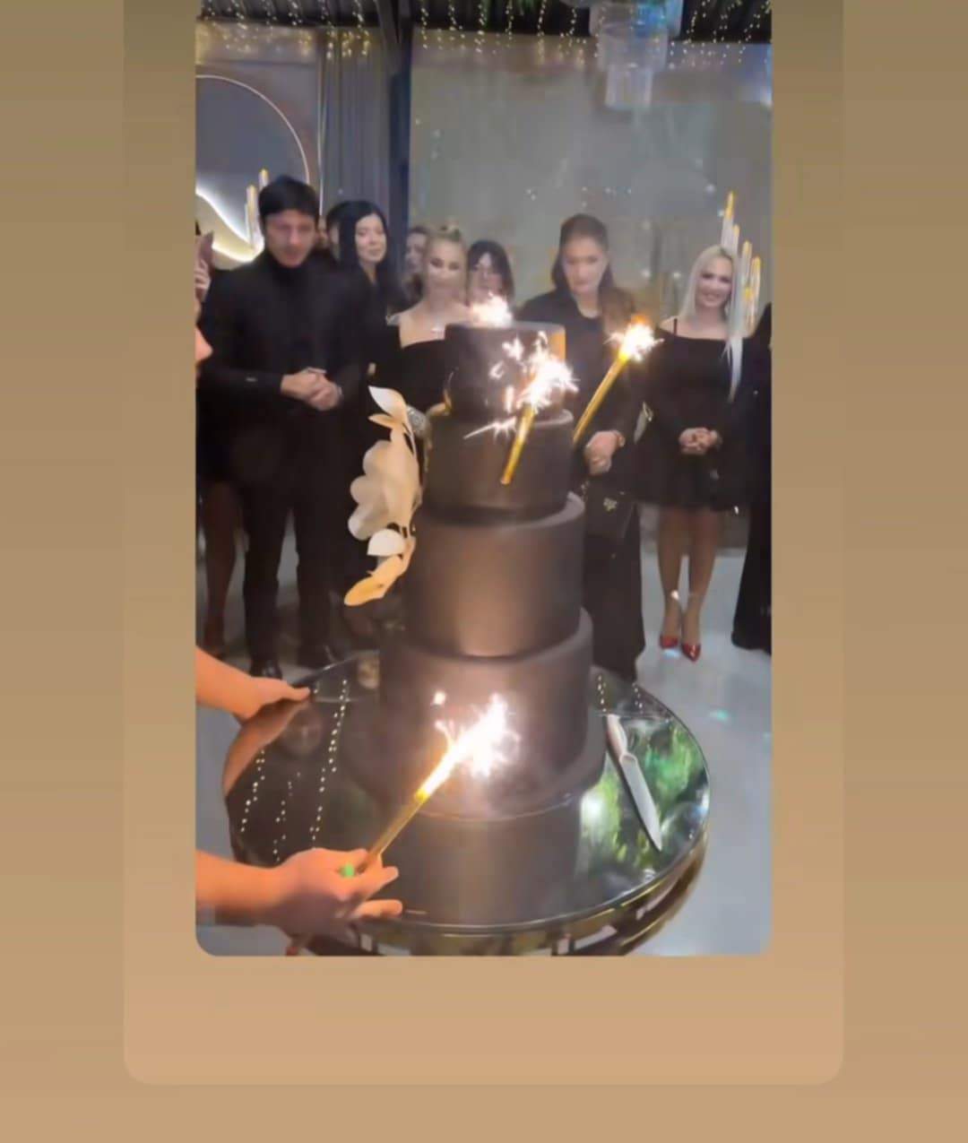 Cum a apărut Anamaria Prodan îmbrăcată la petrecerea organizată de ziua ei. Impresara a împlinit 52 de ani. Tortul a fost spectaculos