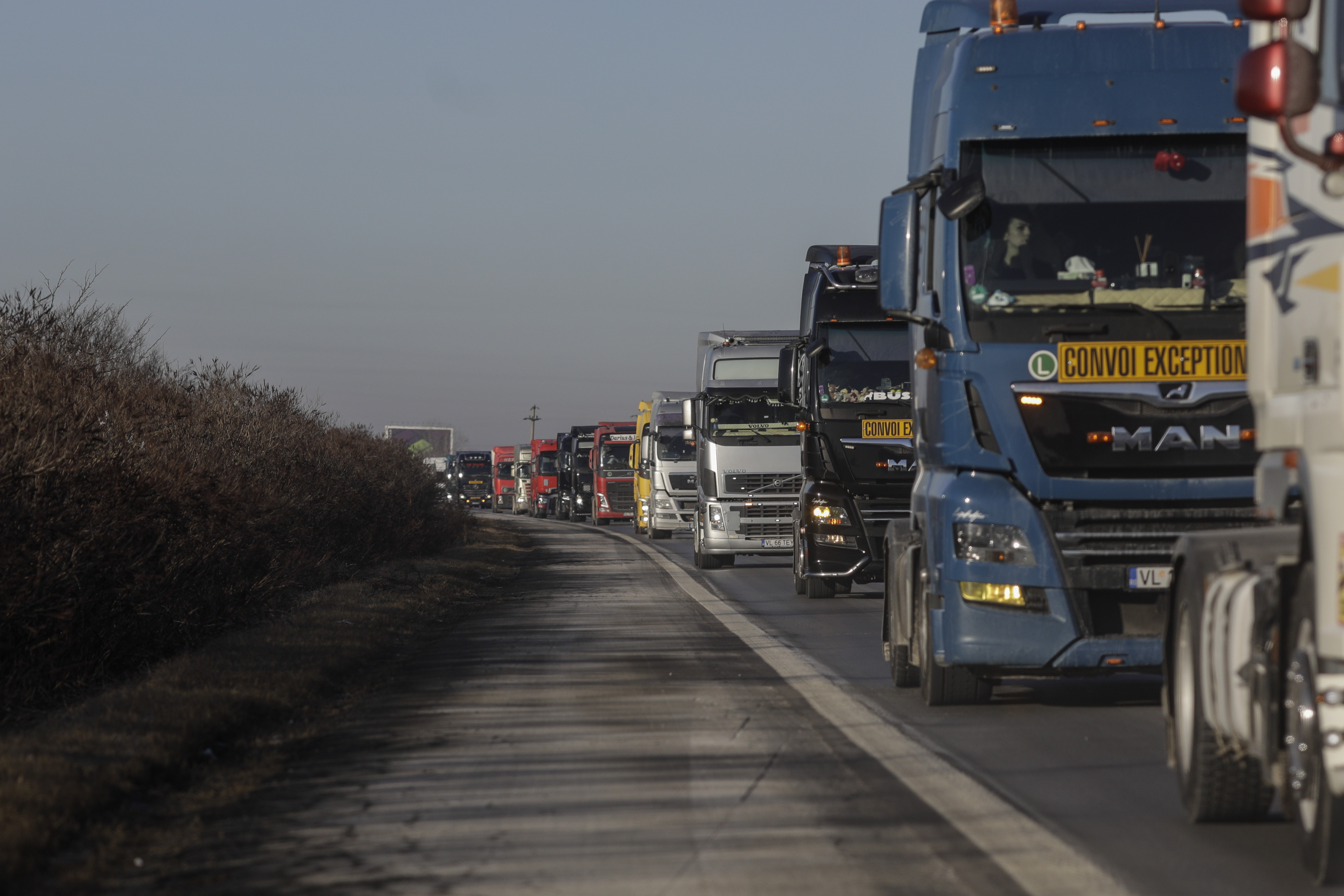 Transportatorii și fermierii, blocați de forțele de ordine să intre în Capitală, în a doua zi de proteste. Predoiu: „Trebuie să aibă autorizație”