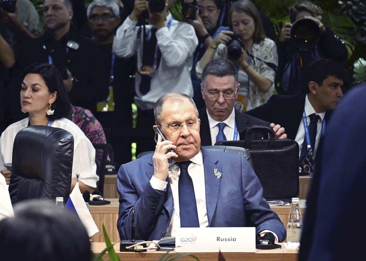 Cât costă „bluza URSS” purtată de Serghei Lavrov în Alaska. Produsul s-a vândut în câteva ore până a devenit „sold out”