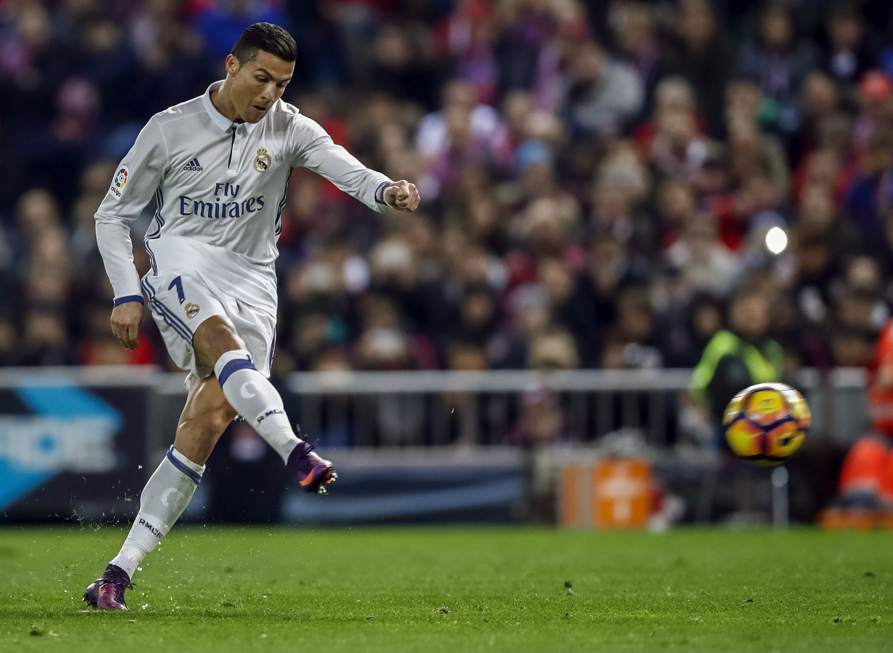Cristiano Ronaldo l-a întrecut și pe Di Stefano. Hat-trick pentru atacantul Realului în derby-ul cu Atletico
