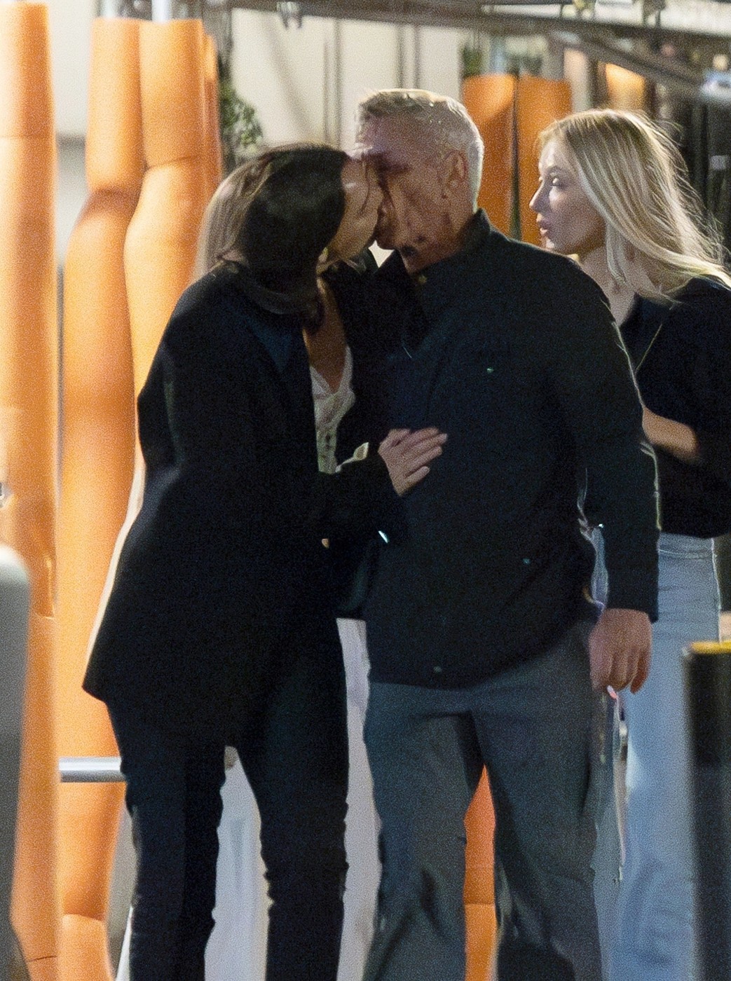 Sean Penn, prima apariție oficială alături de iubita Valeria Nicov. Ea are 30 de ani, iar actorul a împlinit 64 în luna august