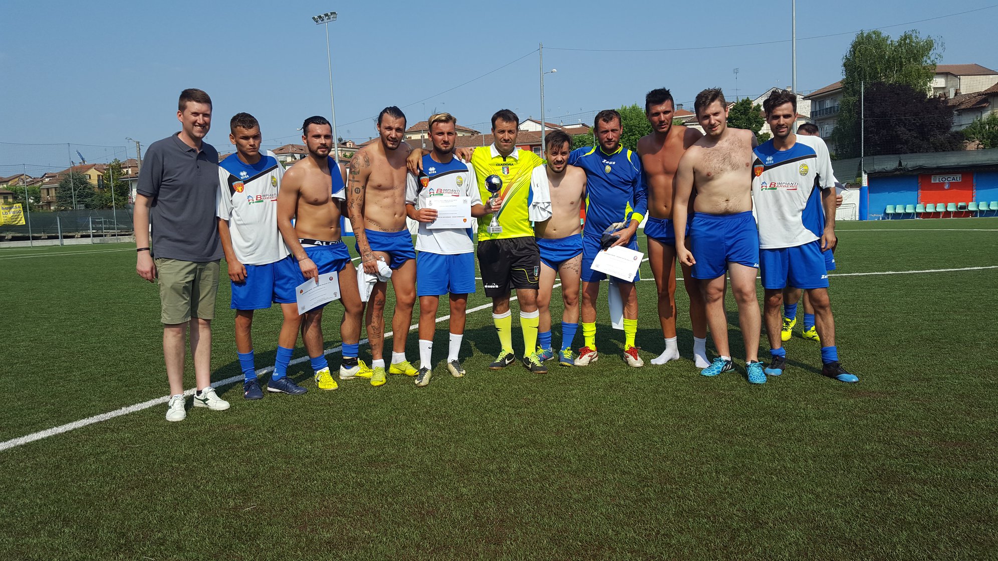 Vasile Mogoș are tatuați ”cei 7 ani de acasă”. Fotbalistul și verișoara sa au participat la o sărbătoare acasă, la Moara Domnească, în Vaslui