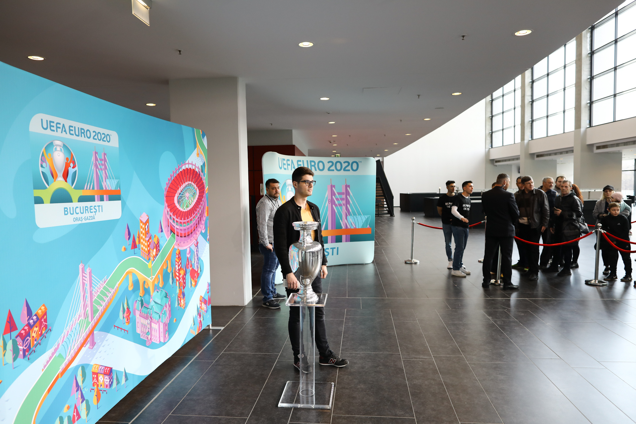 Trofeul CE 2020, la București. Cupa ”Henri Delaunay” a fost la Arena Națională. Sâmbătă, la Mega Mall | GALERIE FOTO&VIDEO