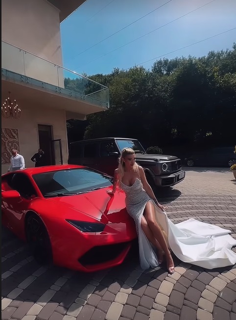 Anda Adam și Joseph, nași de cununie înainte de nunta lor. La eveniment, mireasa a ajuns cu elicopterul, iar mirele, cu bolidul Lamborghini