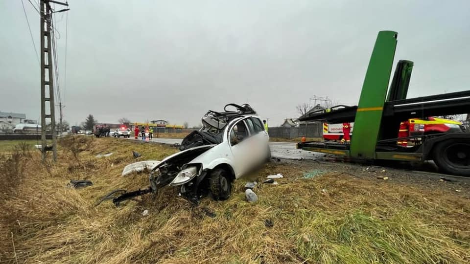 Citroen C3 complet deformat de impactul cu un TIR, în Suceava. Șoferița de 69 de ani a murit pe loc