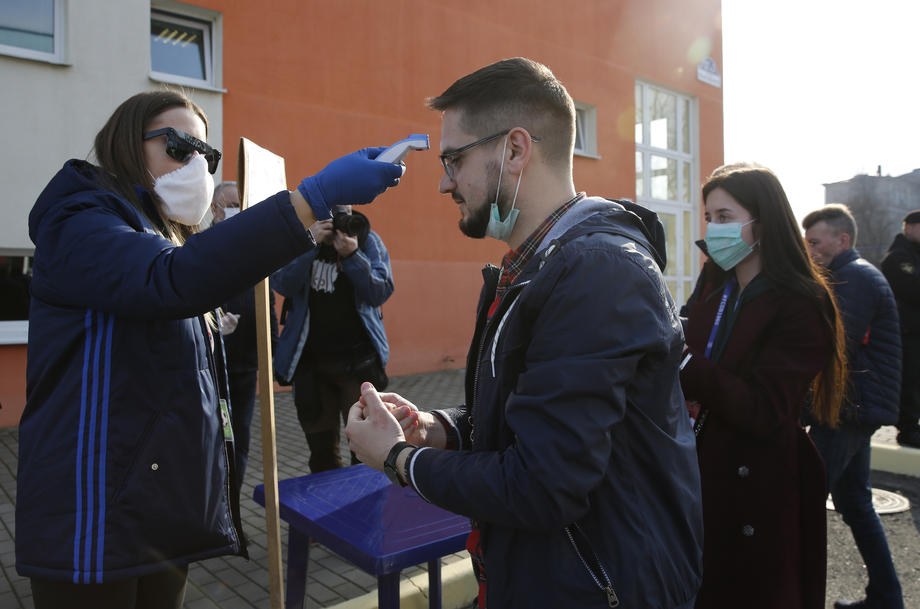 Lumea arde, iar președintele Belarus, Aleksandr Lukaşenko, joacă hochei. ”Sportul e cel mai bun antivirus”, crede liderul de la Minsk