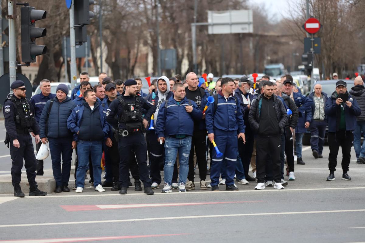 Fanii lui Călin Georgescu au spart barajul la protestul de la Guvern. Bătaie între mineri și jandarmi la finalul manifestației