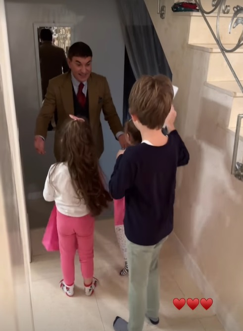 Cristi Borcea, surprins de Valentina Pelinel și de copii de ziua lui de naștere. Omul de afaceri a împlinit 53 de ani