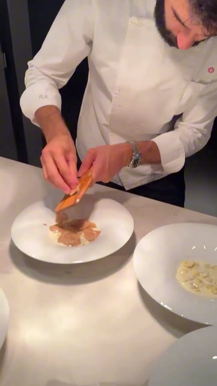 Un român a gătit o trufă la o cină exclusivistă de 10.000 de euro, într-un restaurant cu o stea Michelin, din Italia