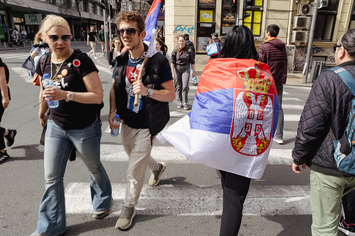 Drapelul României flutură în mijlocul protestului uriaș de la Belgrad: „Ne-am inspirat de la voi!”