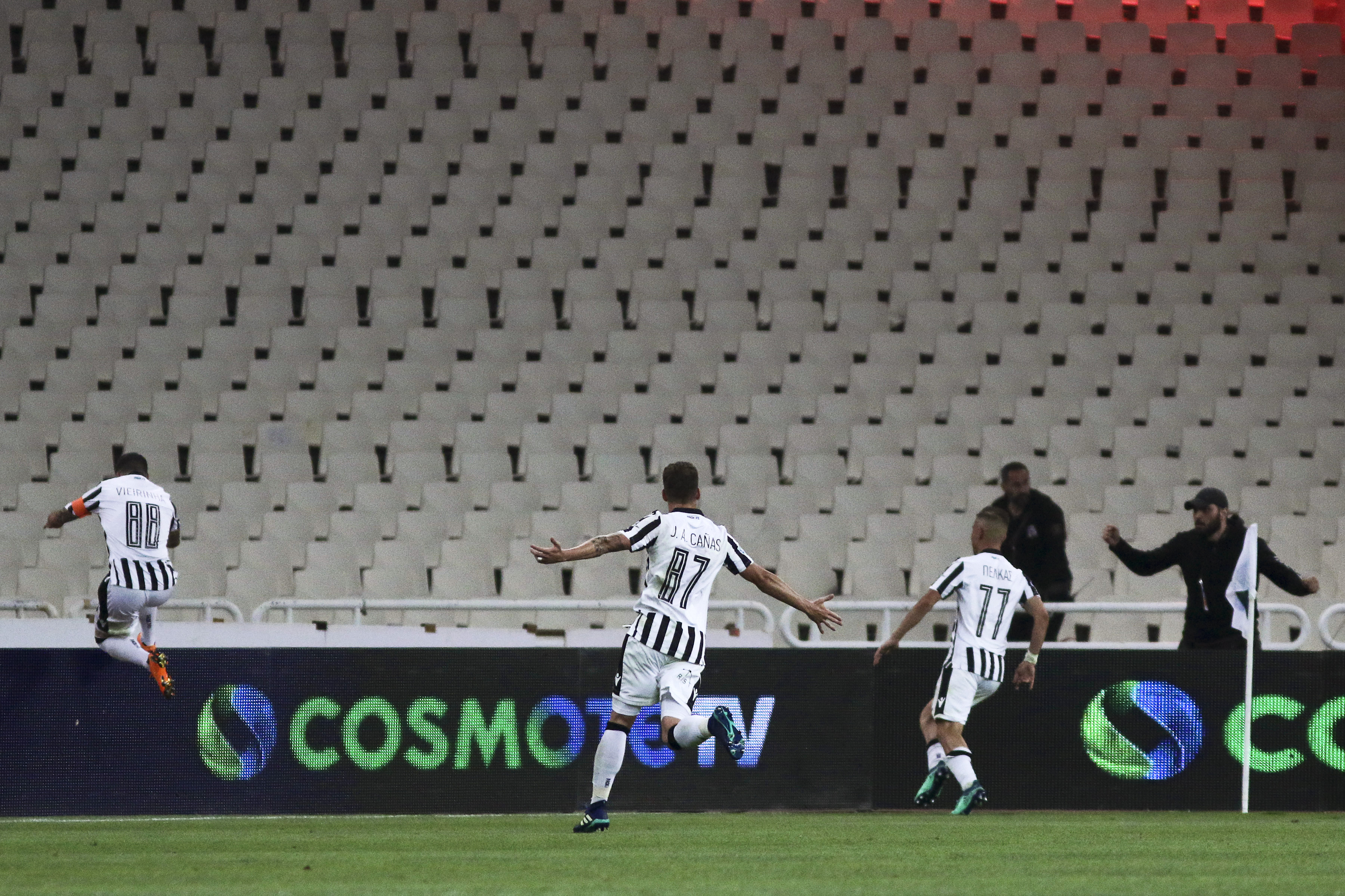 Finala Cupei Greciei, PAOK Salonic - AEK Atena 2-0. Primul trofeu pentru Răzvan Lucescu în Grecia. Mașini incendiate și focuri de armă! | FOTO&VIDEO
