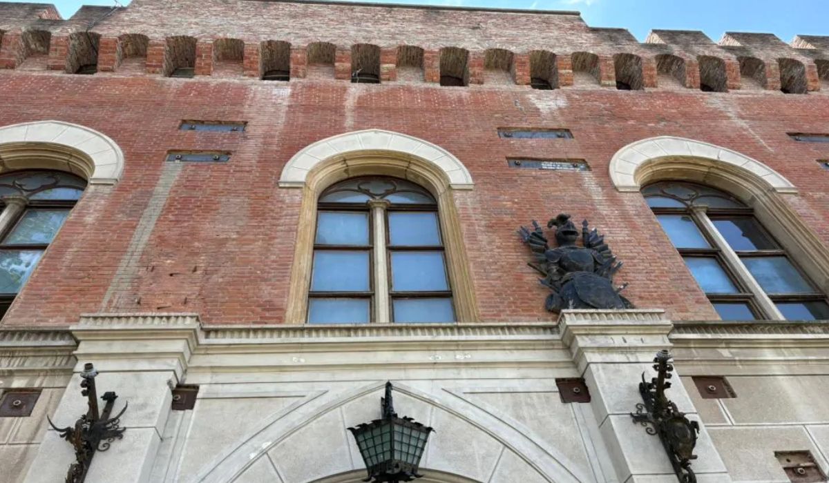 Dorel de Timișoara dărâmă istoria: a tras de prelată și a făcut zob statuia de sute de ani de pe Castelul Huniade