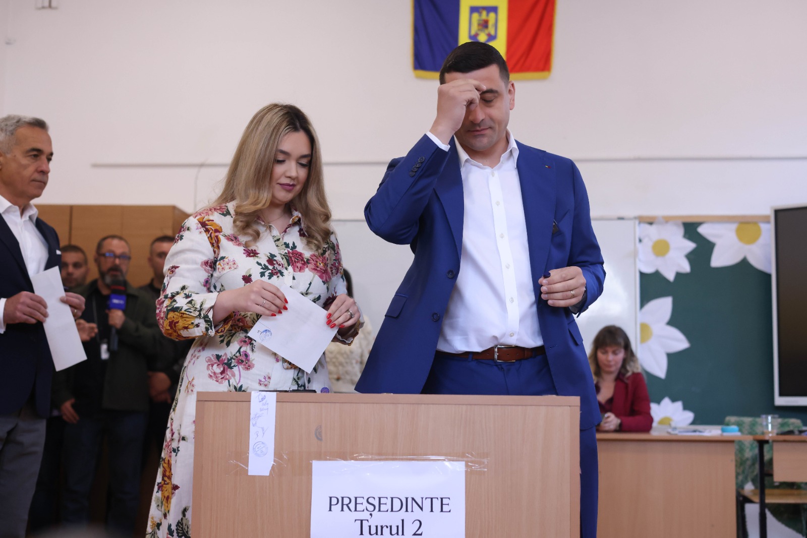 Ținuta purtată de Ilinca, soția candidatului George Simion, în ziua alegerilor prezidențiale 2025, turul 2. A atras atenția tuturor