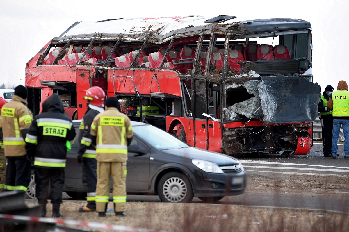 Șase morți, 41 de răniți, o victimă cu identitate necunoscută. Imagini de groază cu autocarul care s-a răsturnat într-un șanț, în Polonia