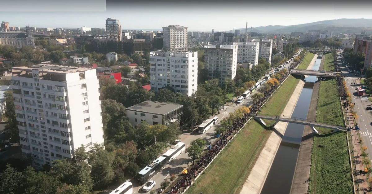 Imagini cu mii de pelerini care stau la coadă la moaștele Sfintei Parascheva, filmate cu drona