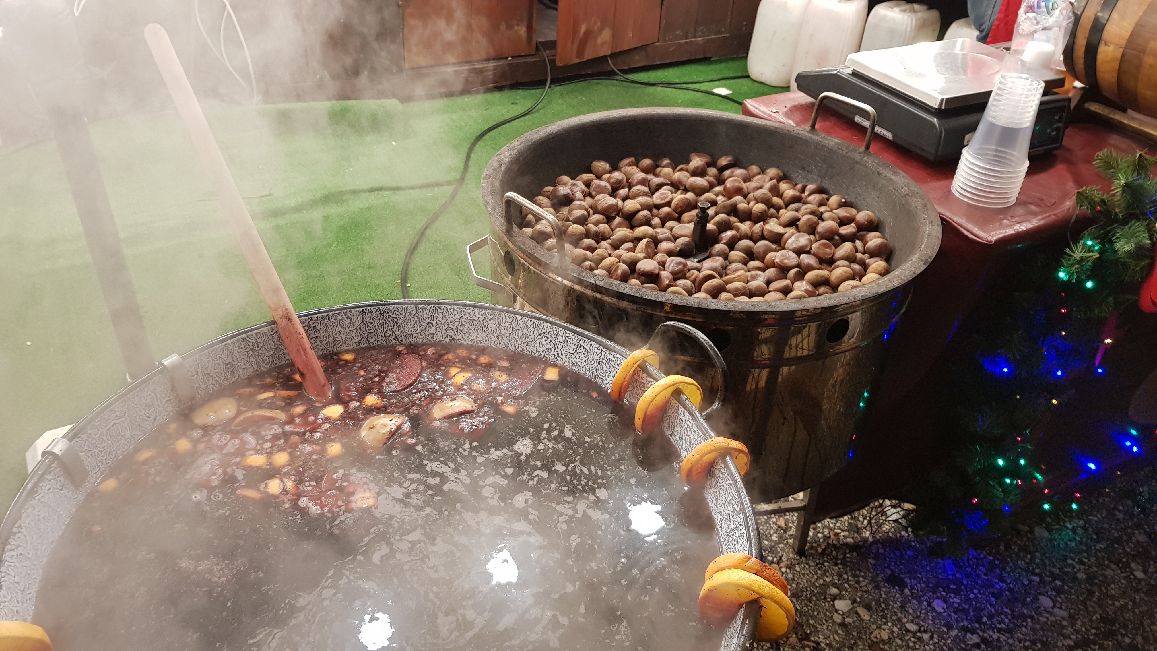 VIDEO&FOTO/ Sute de mii de luminițe multicolore s-au aprins în Iași. S-au deschis și cele două târguri de Crăciun