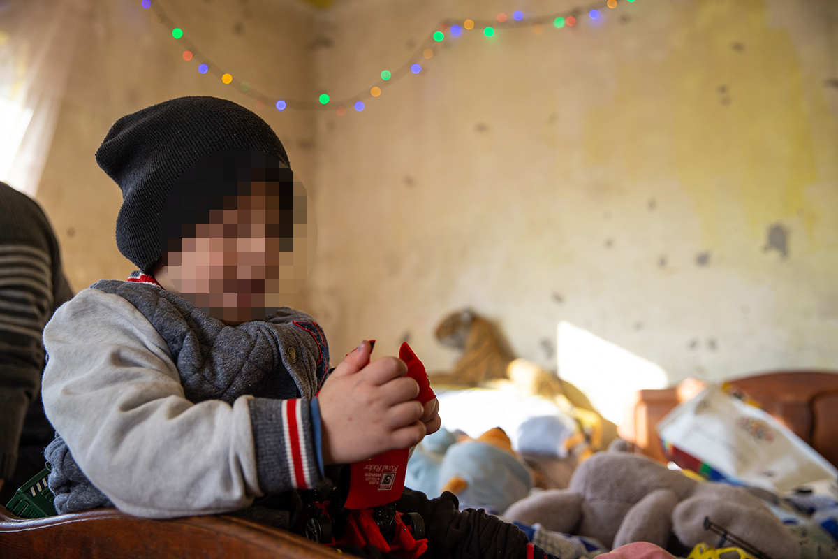 Ce ascundea cazul „emoționant” al unui tată fără un picior care „se chinuia să-și crească cei șase copii”. Își viola fata cea mare, iar casa donată de Gigi Becali a ajuns o ruină
