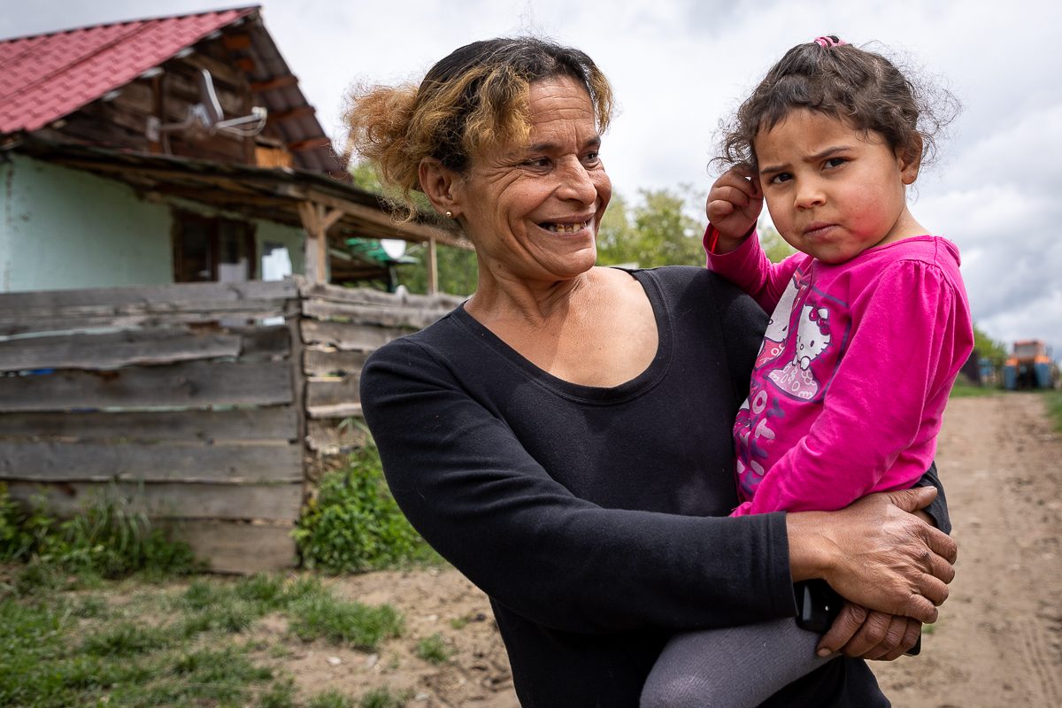 Monica Şamu trăieşte de-o viaţă în favela Sibiului şi speră ca măcar nepoata ei să aibă parte de “condiţii mai bune”. Promisiunea uitată a preşedintelui