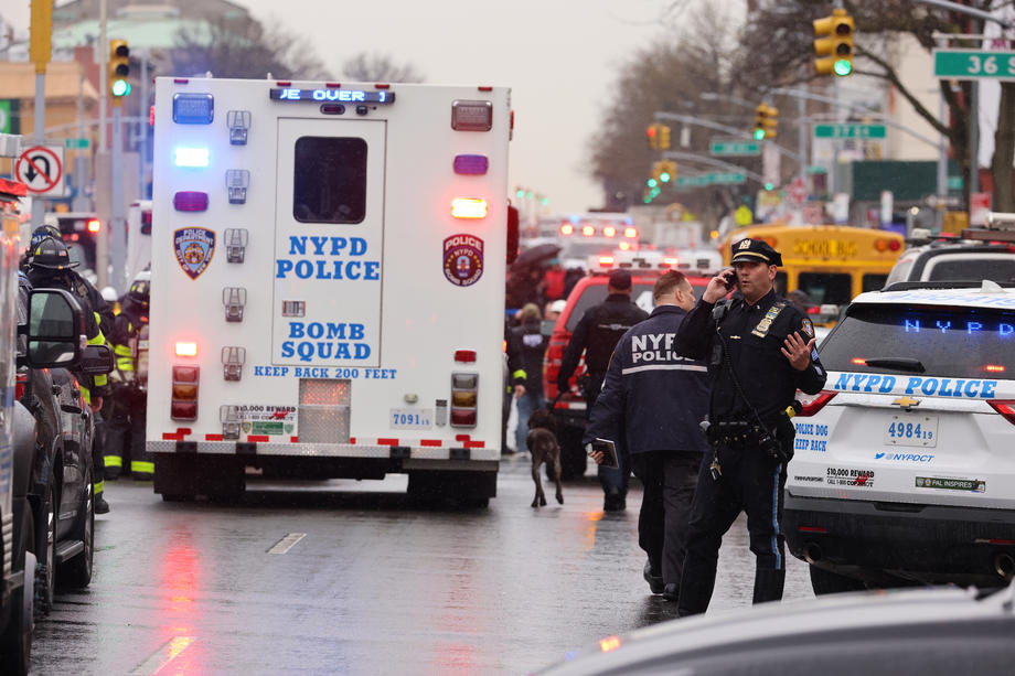 VIDEO. Atac armat la metroul din New York. 16 persoane au fost rănite, atacatorul a fugit
