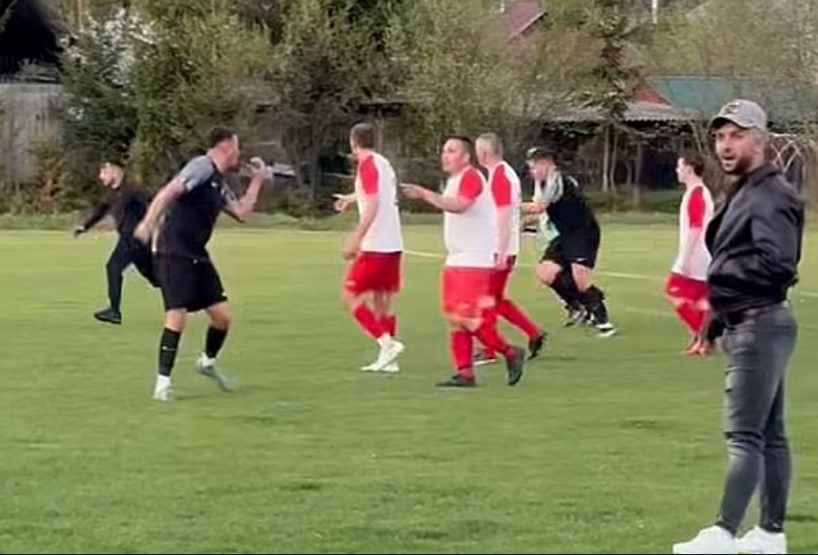 Óriási balhé a magyar focimeccsen: a játékosokat és a bírót is fojtogatták – videó