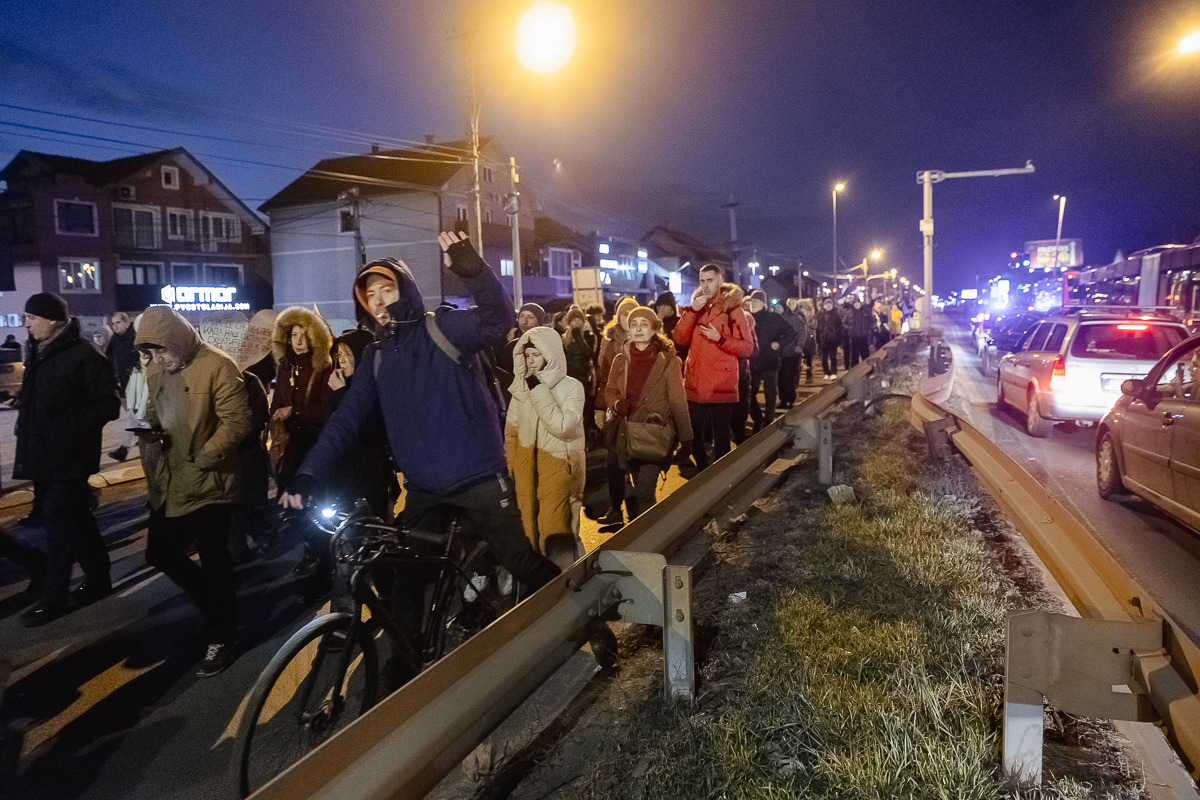 Blocadă pe un mare pod peste Dunăre din Belgrad. De aproape 4 luni, sârbii strigă „Corupția ucide!” | Video/Fotogalerie