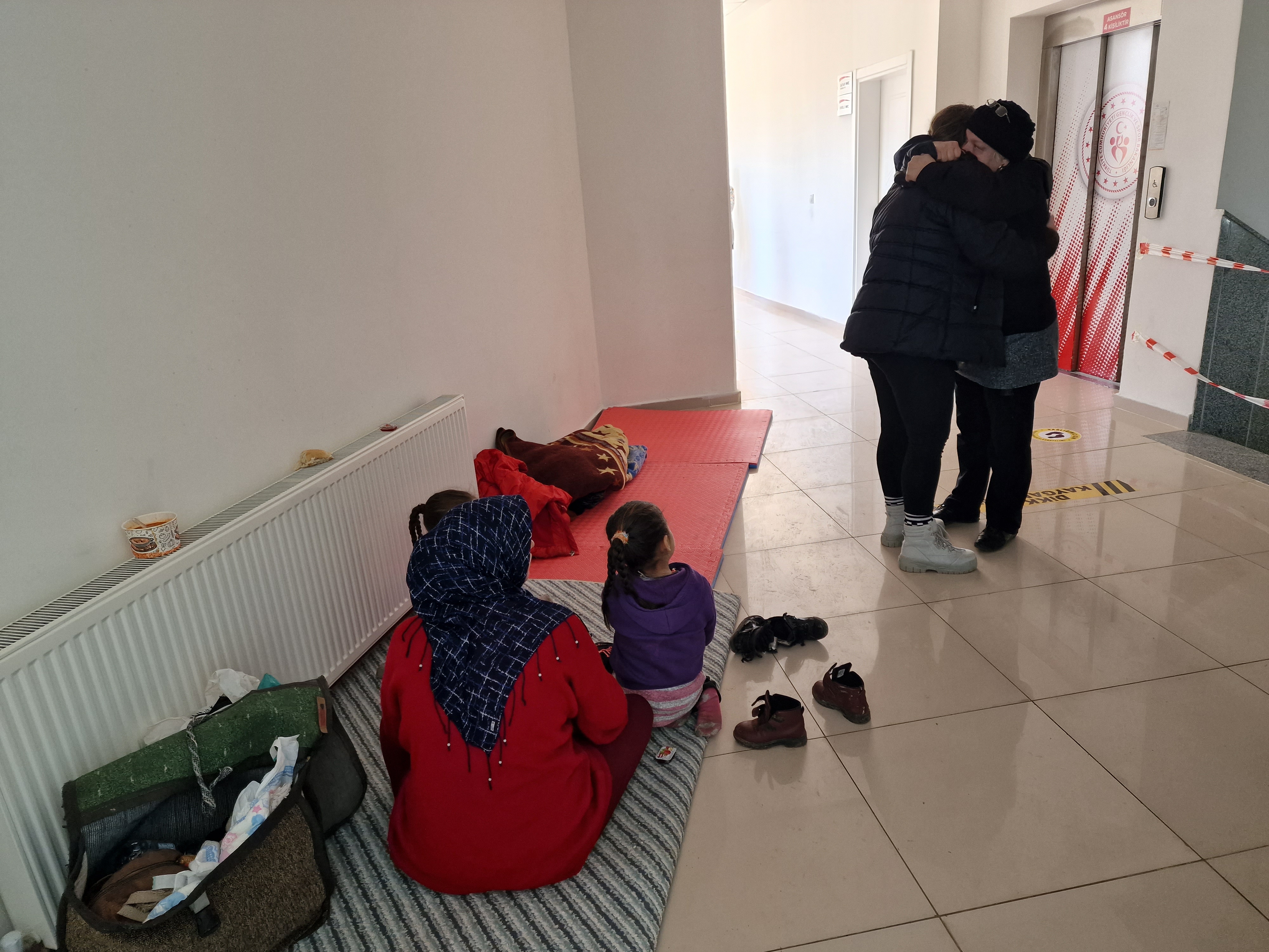 REPORTAJ VIDEO DIN TURCIA. O zi din viaţa unei românce voluntare în Gaziantepul distrus de cutremur: „Trebuie să uit ce s-a întâmplat ca să pot ajuta”