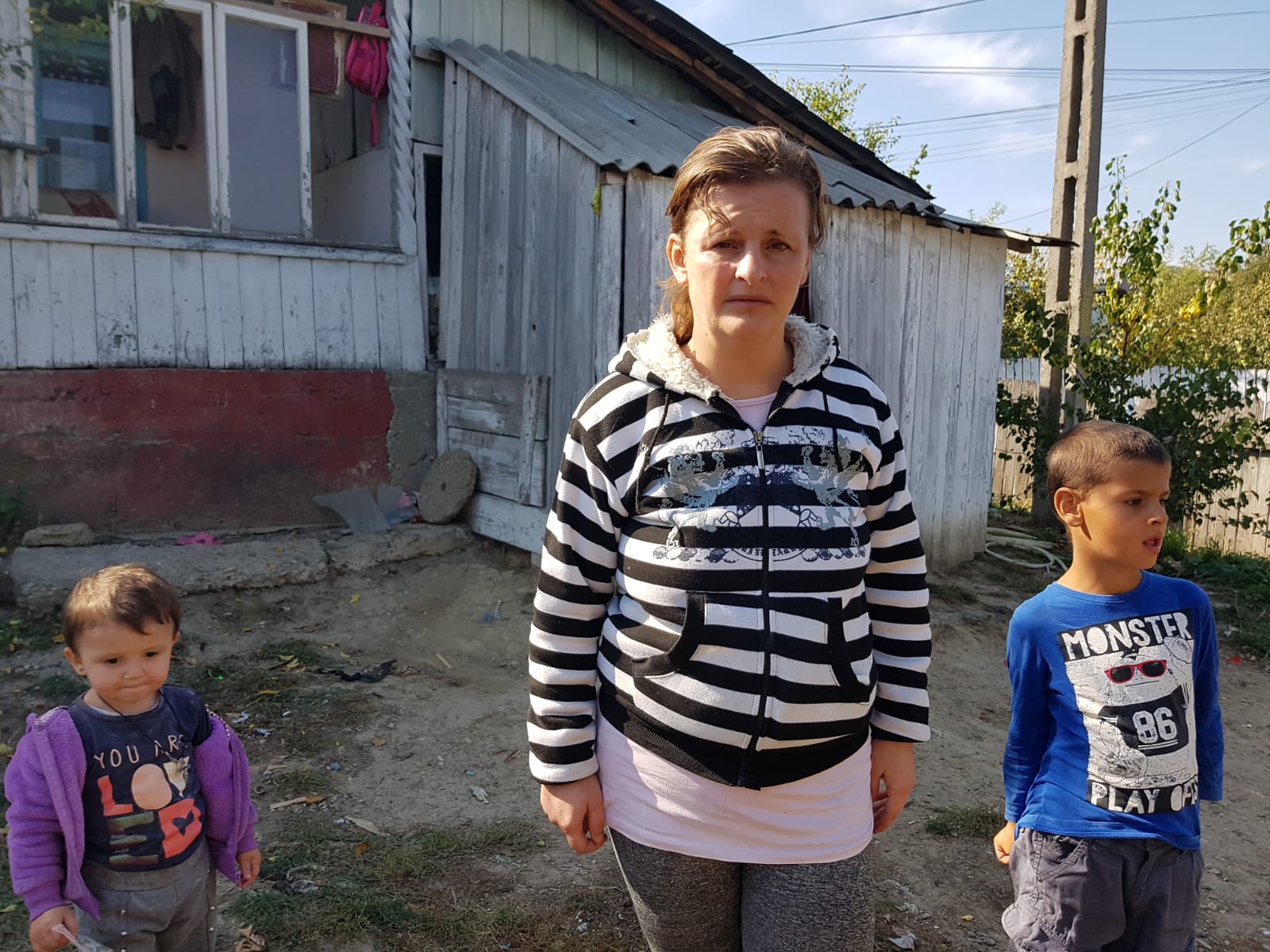REPORTAJ: Am fost acasă la copila care merge flămândă la școală. Șapte suflete, fără speranță: trăiesc într-o cocioabă, fără frigider și aragaz și se tem că nu vor trece iarna/VIDEO&FOTO