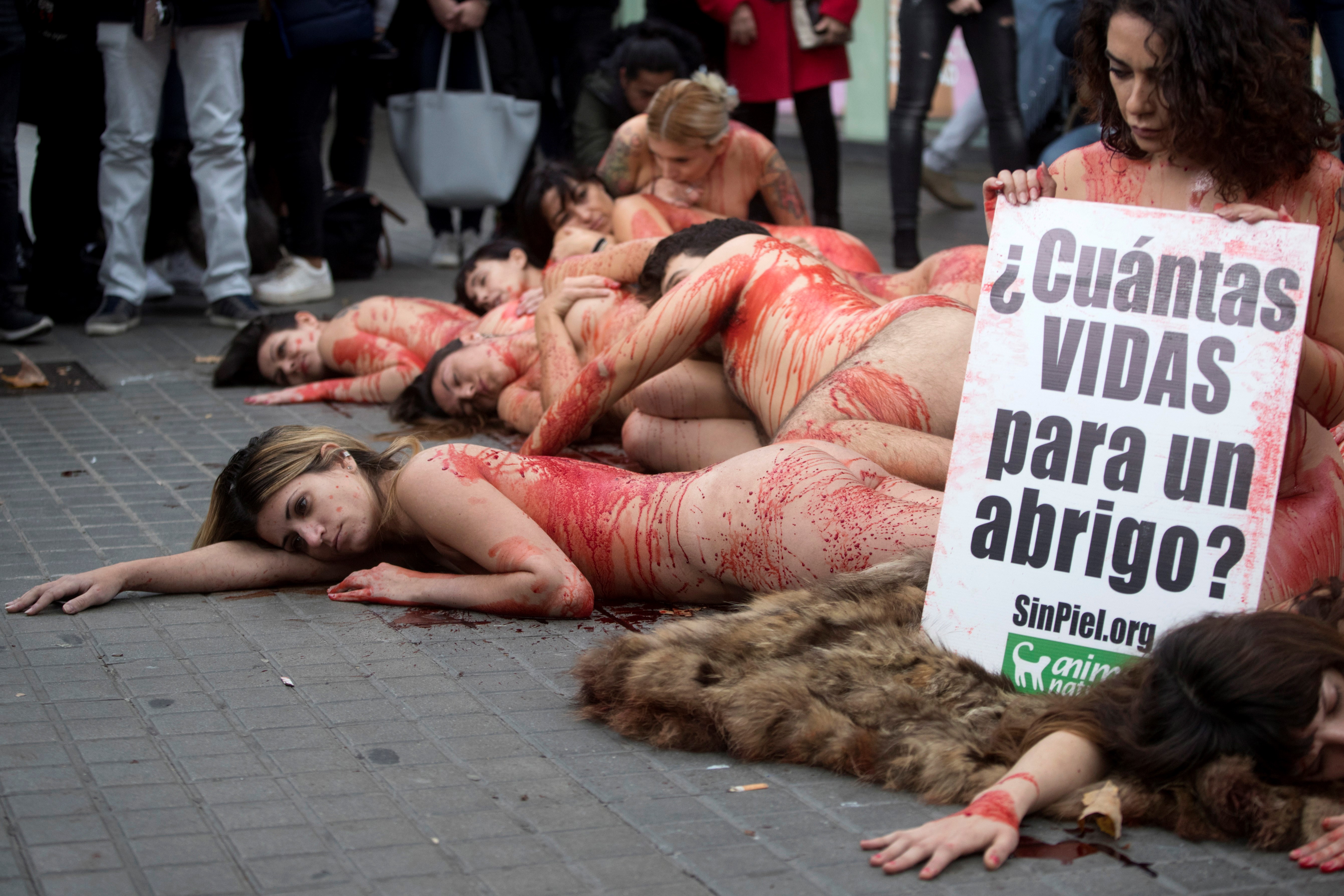FOTO | Protest extrem la Barcelona! Zeci de oameni s-au dezbrăcat pentru a cere protecția animalelor