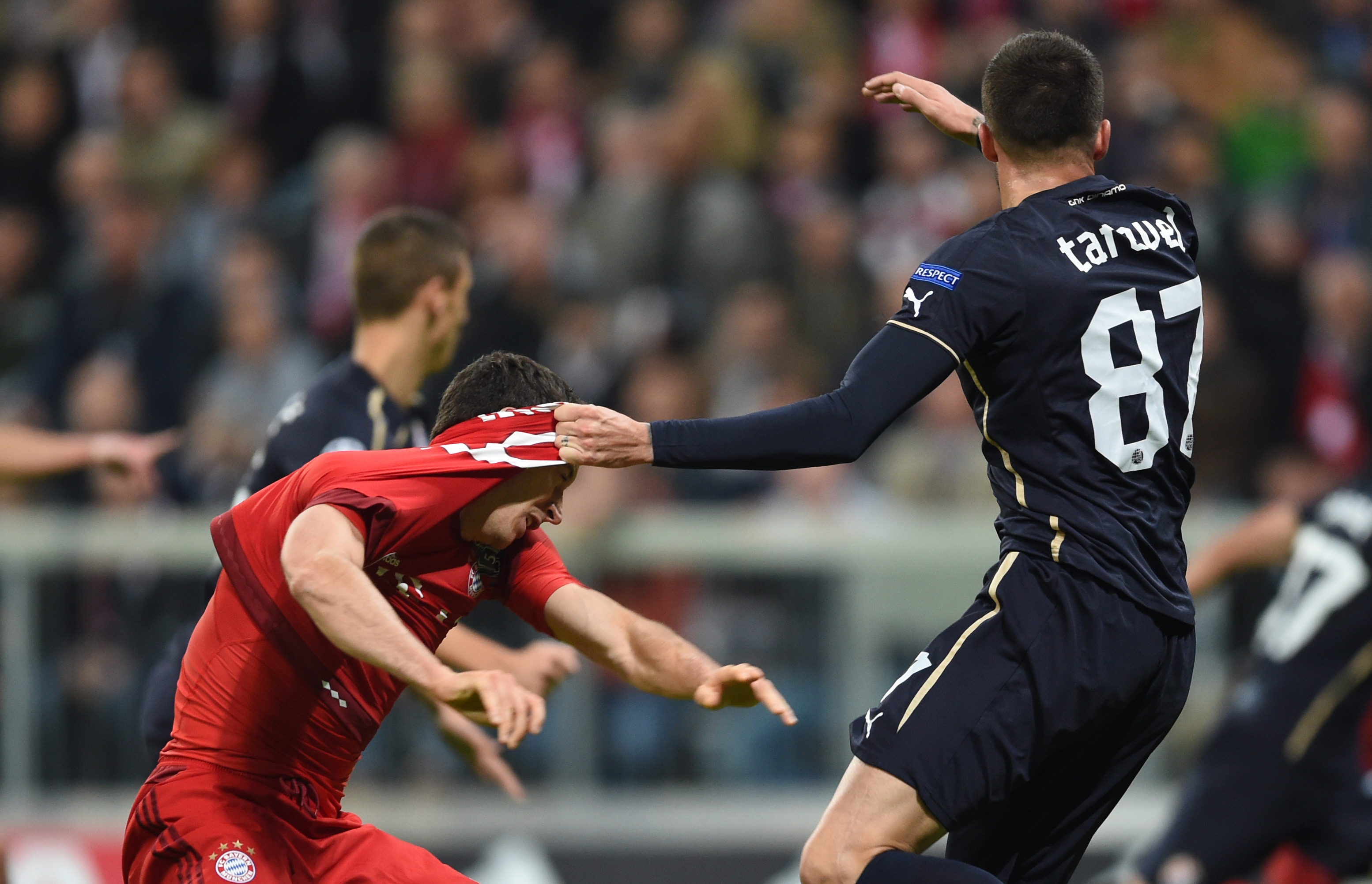 Liga Campionilor, etapa a II-a: Ce măcel, pentru Măţel! Fundaşul român a greşit la primul gol marcat de Bayern Munchen. Barcelona a suferit enorm fără Messi. Rezultat-bombă în Belarus. Jose Mourinho nu s-a simţit ca acasă la Porto, Chelsea a "furat-o" / GALERIE FOTO