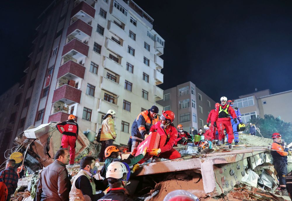Coșmar după ce un bloc s-a prăbușit în Istanbul. Cel puțin 10 oameni au murit. Momentul tragediei a fost filmat / FOTO&VIDEO