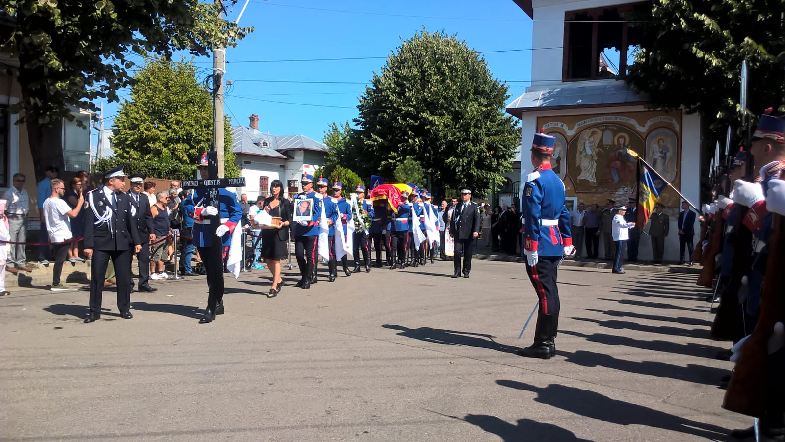 FOTO/ Mircea Ionescu Quintus a fost înmormântat cu onoruri militare și condus pe ultimul drum de sute de oameni