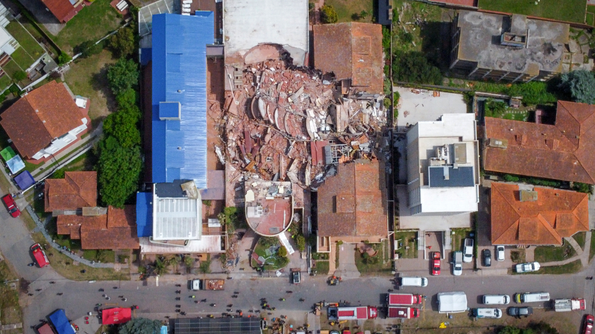 Hotel de 10 etaje fără autorizații, prăbușit în Argentina. Mai mulți oameni sunt prinși sub dărâmături | VIDEO