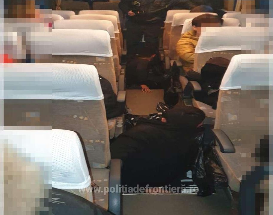 Șase cetăţeni străini încercau să intre ilegal în România, prin Giurgiu. Erau ascunşi sub podeaua unui autocar